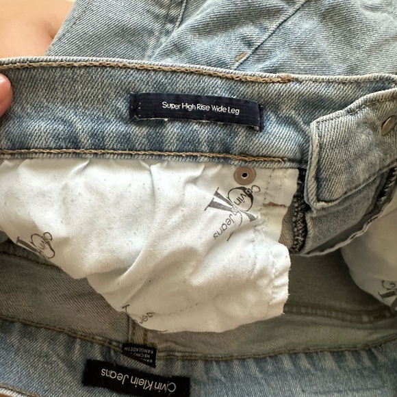 VINTAGE CALVIN KLEIN JEANS size 28 SUPER HIGH RISE WIDE LEG JEAN (LIGHT WASH) - Picture 3 of 7